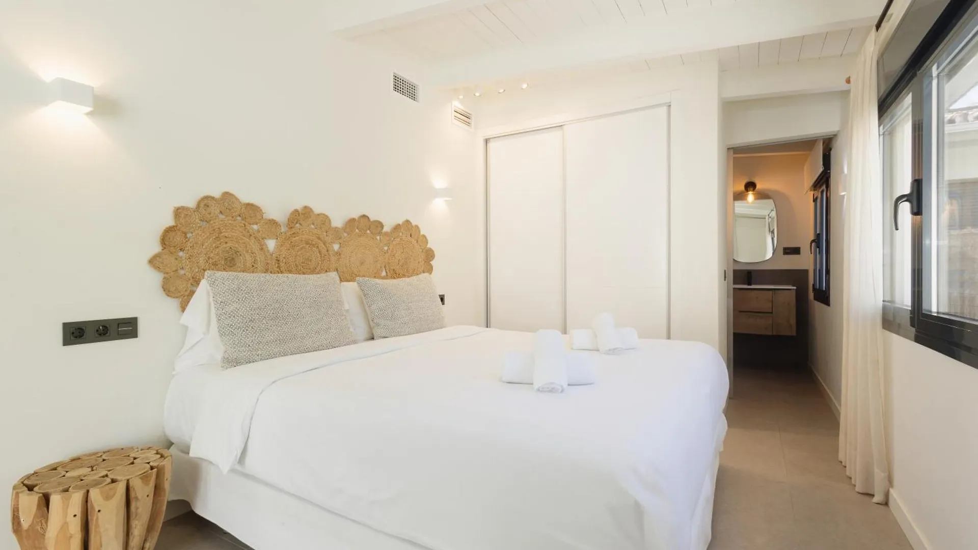 Villa With Minimalist Decor, Pool And Bbq, Two Minutes' Walk From Costabella Beach Marbella Spanien
