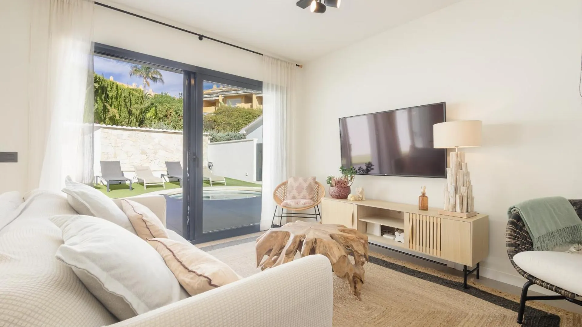 Villa With Minimalist Decor, Pool And Bbq, Two Minutes' Walk From Costabella Beach Μαρμπέλλα 0*,  Ισπανία