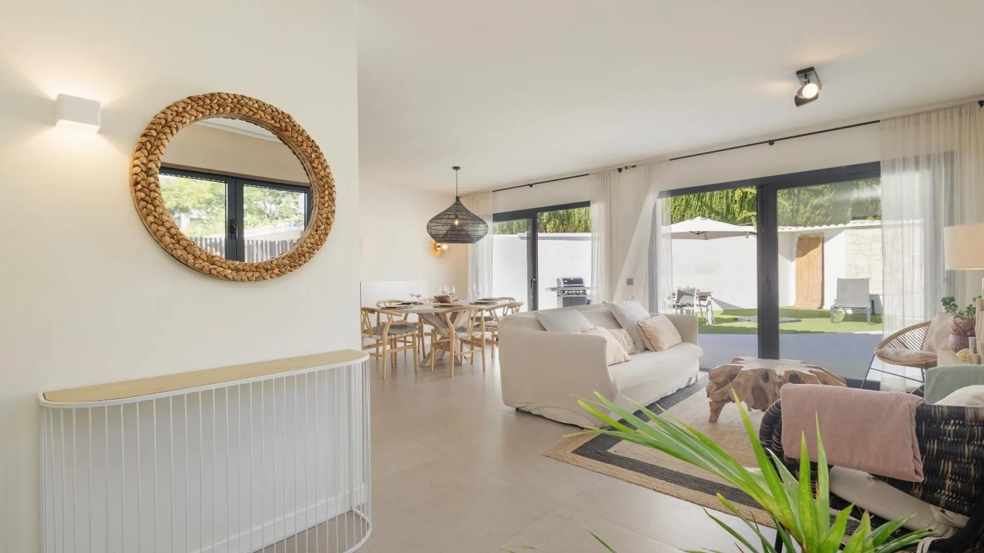 Villa With Minimalist Decor, Pool And Bbq, Two Minutes' Walk From Costabella Beach Μαρμπέλλα