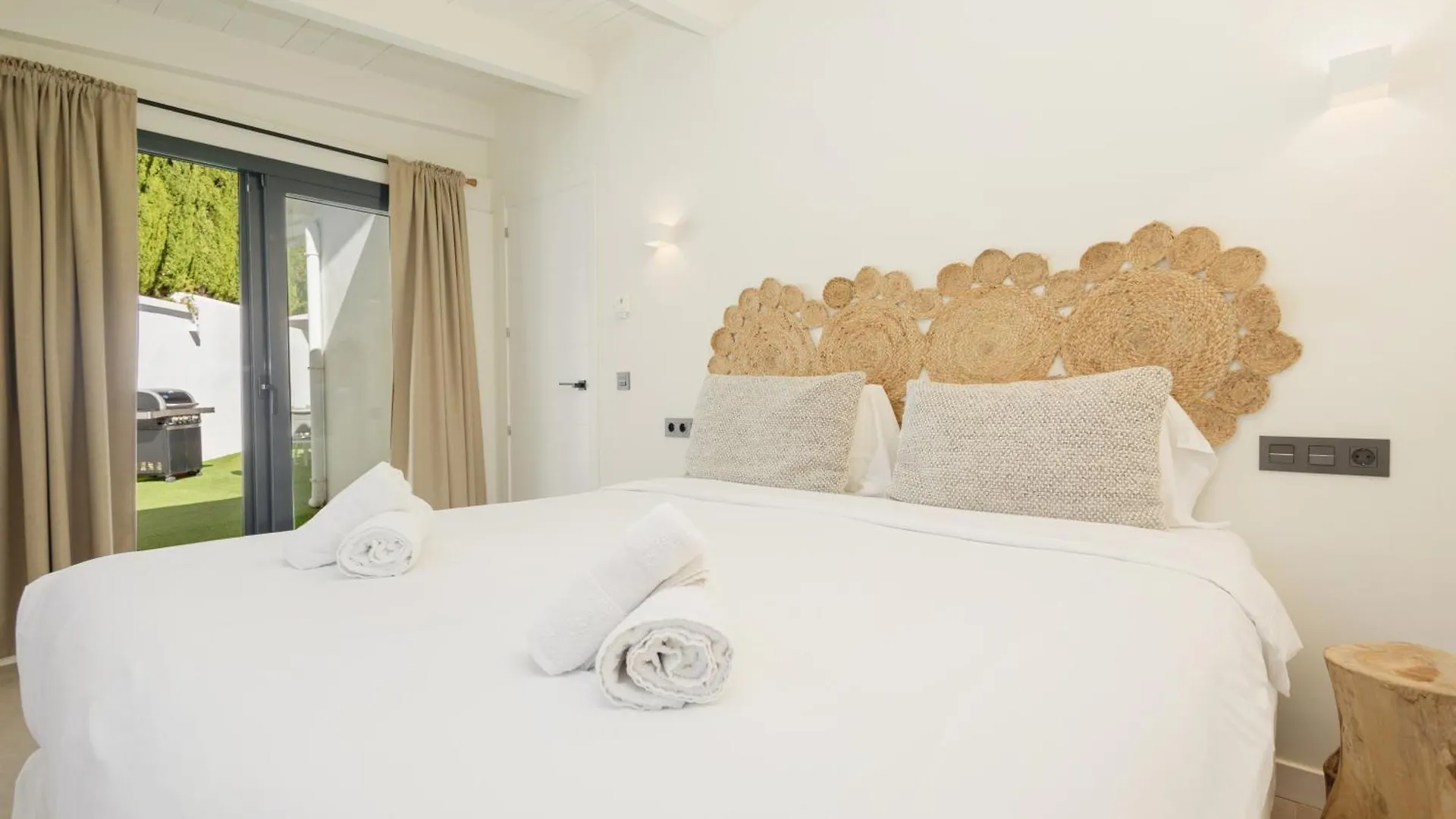 Villa With Minimalist Decor, Pool And Bbq, Two Minutes' Walk From Costabella Beach Μαρμπέλλα