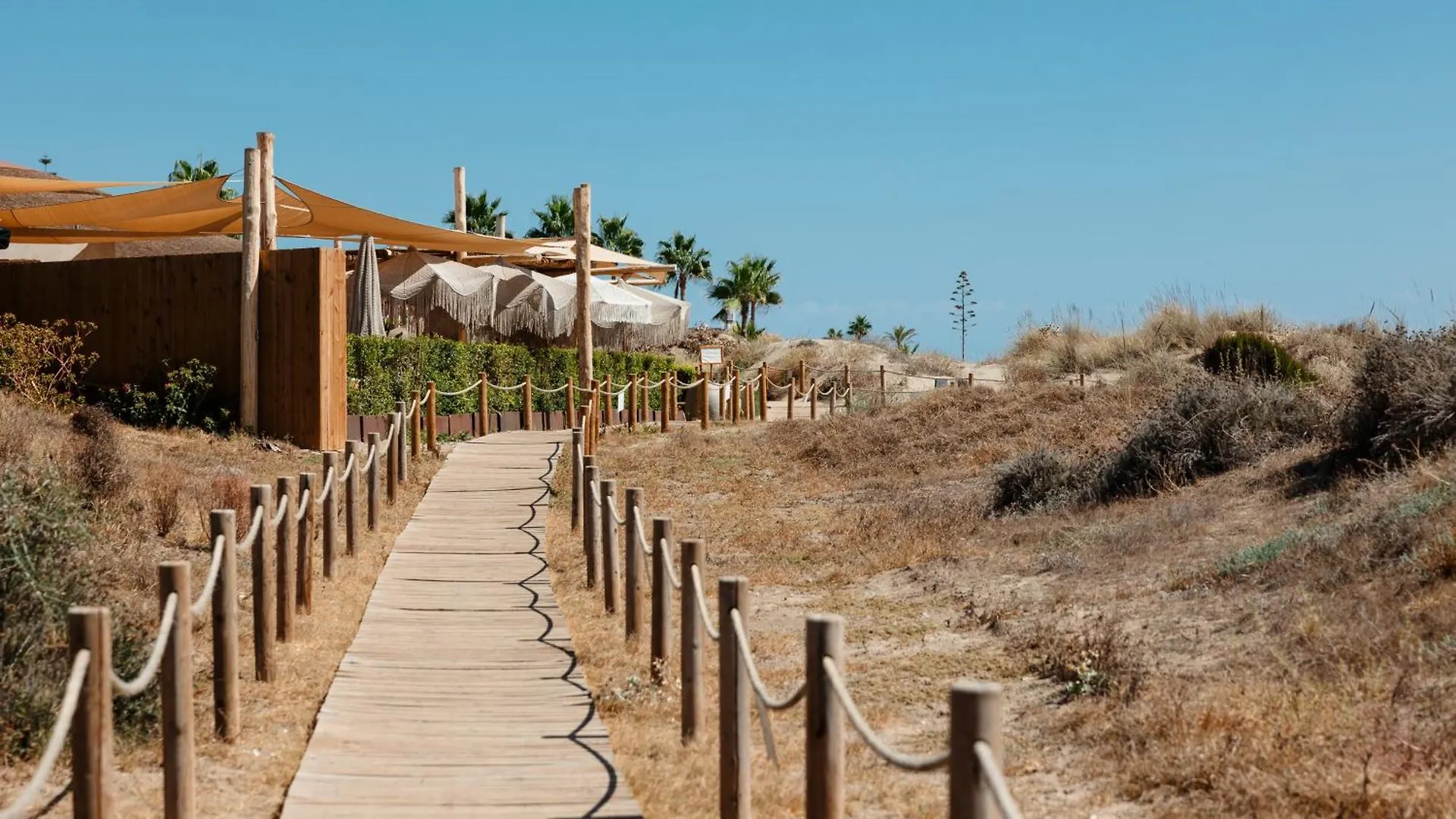Villa With Minimalist Decor, Pool And Bbq, Two Minutes' Walk From Costabella Beach Marbella
