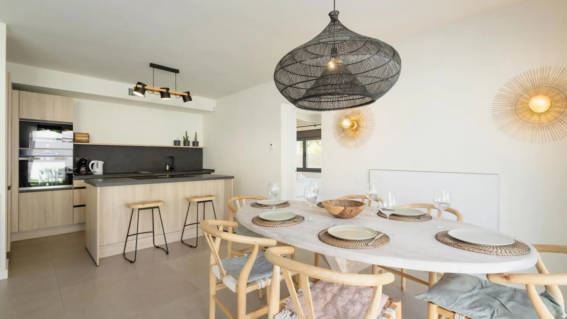 Villa With Minimalist Decor, Pool And Bbq, Two Minutes' Walk From Costabella Beach Marbella