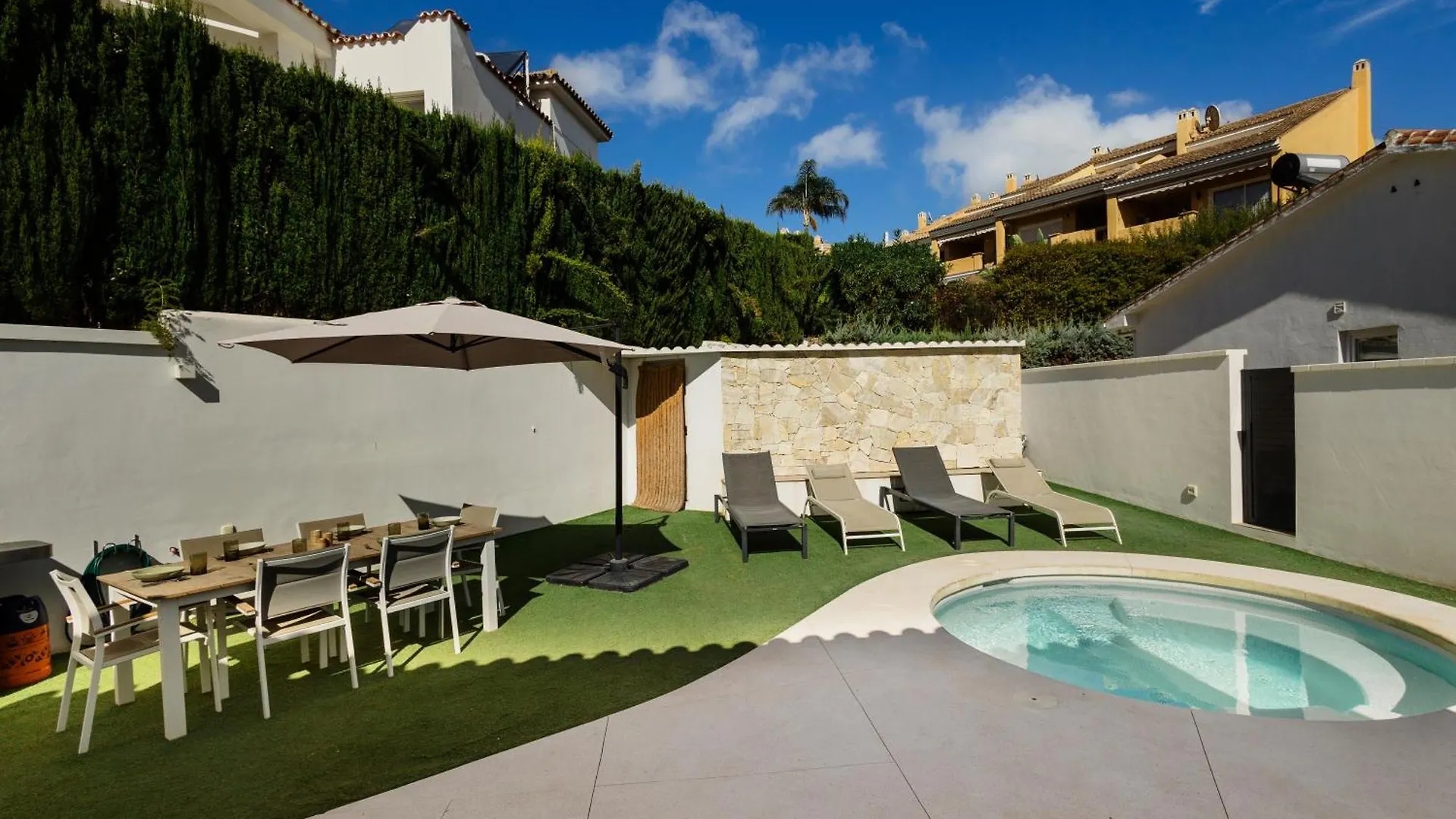Villa With Minimalist Decor, Pool And Bbq, Two Minutes' Walk From Costabella Beach Marbella